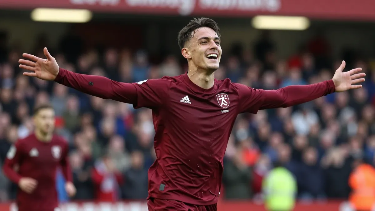 Heart of Midlothian came from behind to beat Dundee 2-1 with a dramatic late winner, moving second in the Premiership...