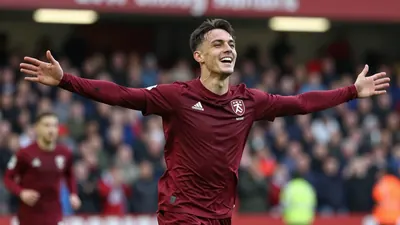 Heart of Midlothian came from behind to beat Dundee 2-1 with a dramatic late winner, moving second in the Premiership...